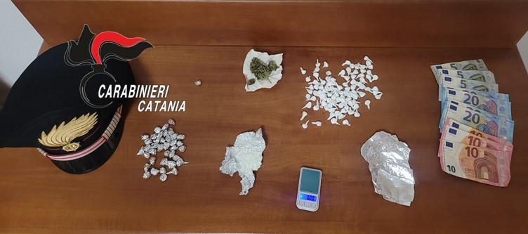 Spacciava droga nella sua abitazione: arrestato un pregiudicato acese