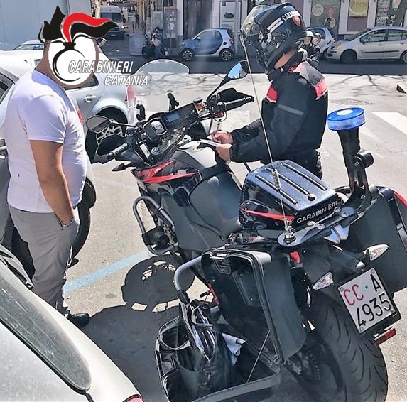 Shopping “gratis” al centro commerciale: un 54enne finisce in manette