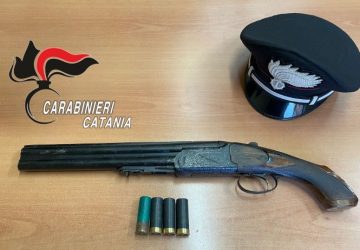Un fucile a canne mozze sotto il letto: arrestato 27enne