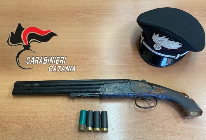 Un fucile a canne mozze sotto il letto: arrestato 27enne