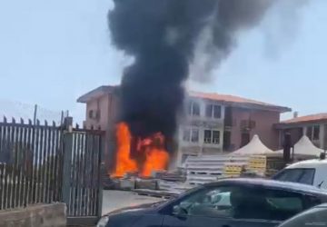 Giarre, paura per un incendio in un deposito edilizio di via San Matteo