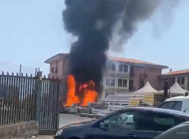 Giarre, paura per un incendio in un deposito edilizio di via San Matteo
