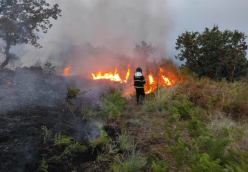Mascali, volontari del Noes salvano da un incendio una famiglia