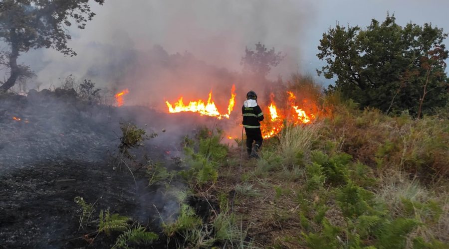 Mascali, volontari del Noes salvano da un incendio una famiglia