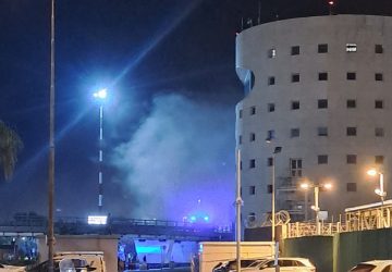 Vigili del fuoco al lavoro a Catania per un incendio divampato all'aeroporto internazionale