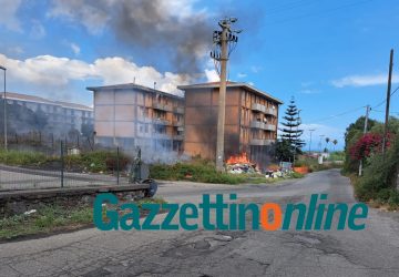 Rovettazzo, a fuoco catasta di vecchia mobilia e rifiuti. Fumi tossici inquinano la zona
