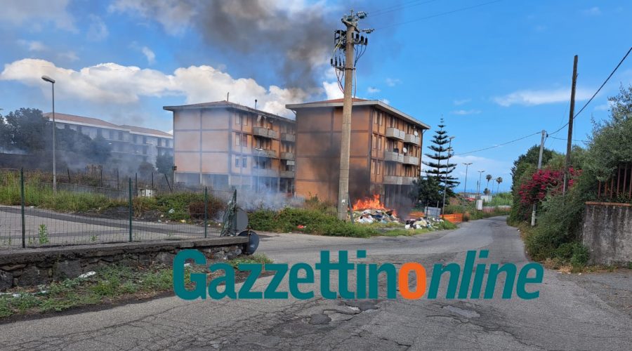 Rovettazzo, a fuoco catasta di vecchia mobilia e rifiuti. Fumi tossici inquinano la zona