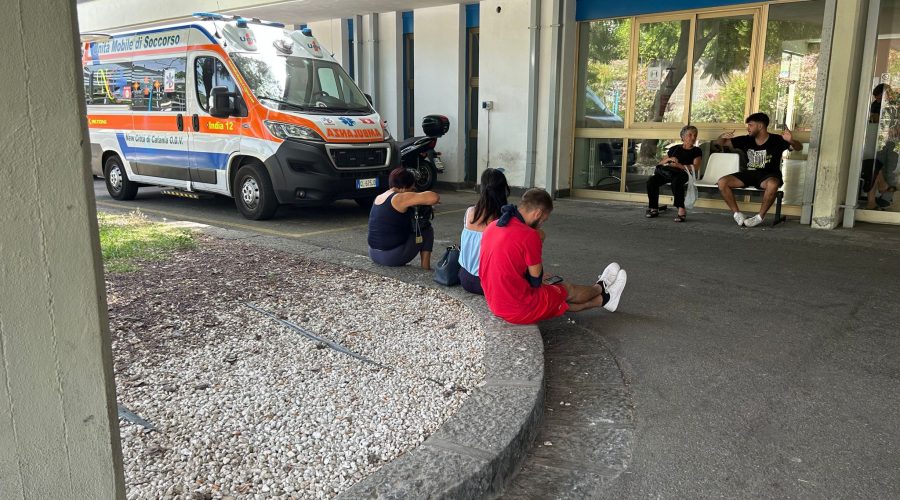 Giarre, all’ospedale Sant’Isidoro si boccheggia. Utenti bivaccano all’aperto