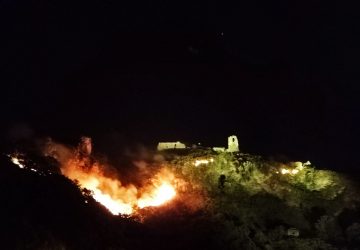 Vasto incendio ha distrutto gran parte della vegetazione del Monte Castello a Francavilla