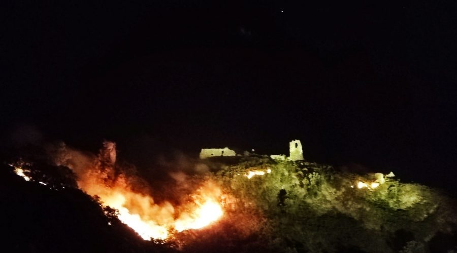 Vasto incendio ha distrutto gran parte della vegetazione del Monte Castello a Francavilla