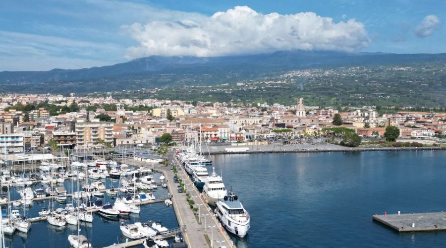 Riposto, preti e ministri del Culto fasulli con messe celebrate in camere da pranzo e garage. L’allarme del Vescovo