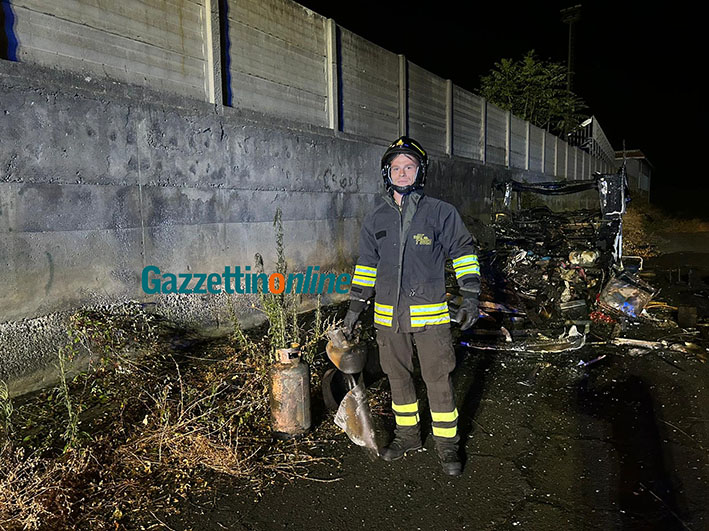 Riposto, a fuoco un camper: esplode una bombola gpl VIDEO