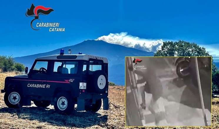 Ladro funambolo si aggrappa ai pluviali per rubare negli appartamenti