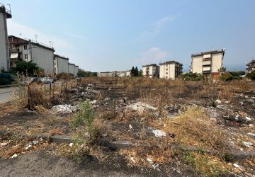 Giarre, nel quartiere Jungo colonne di fumo nero inquinante. Ramaglie e canneti nel vicino torrente