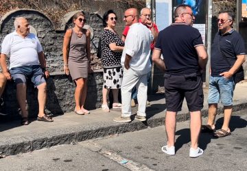 Riposto, chiusura delle fontane: sit-in di protesta dell'opposizione. Il sindaco Vasta rompe il silenzio