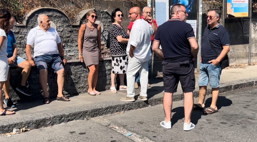 Riposto, chiusura delle fontane: sit-in di protesta dell’opposizione. Il sindaco Vasta rompe il silenzio