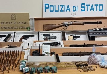 Scoperto un potente arsenale: sequestrati dalla polizia pistole, mitra e fucili