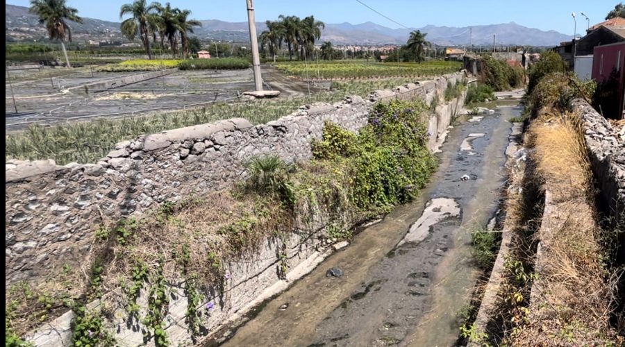 Riposto, liquami fognari in via Vespri: trionfano rimpalli e immobilismo