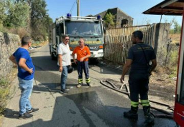 Duplice incendio a Macchia, le fiamme vicine al pozzo San Paolo