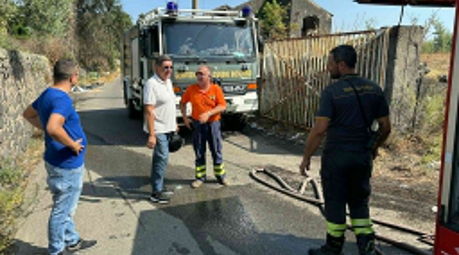 Duplice incendio a Macchia, le fiamme vicine al pozzo San Paolo