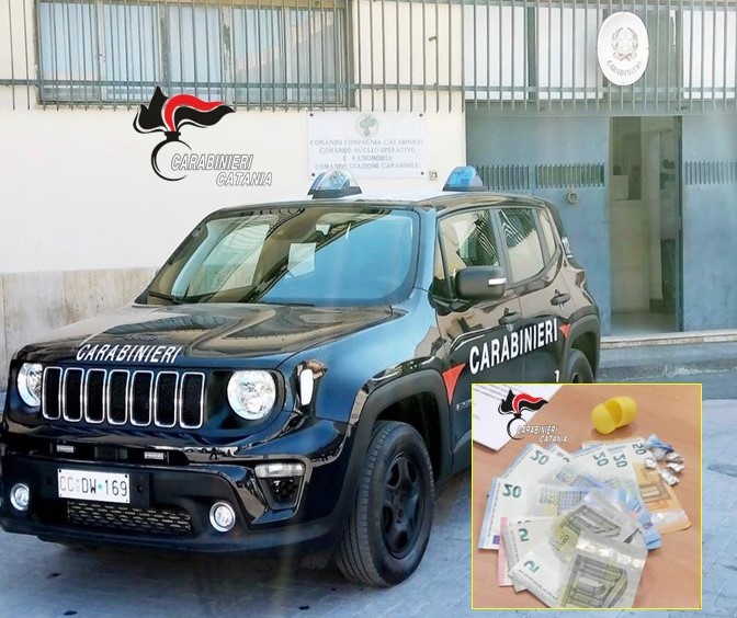 Spaccia al volo e … beccato in diretta: arrestato pusher