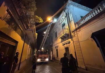 Riposto, intervento dei Vigili del fuoco in via Piave per una canna fumaria difettosa VIDEO