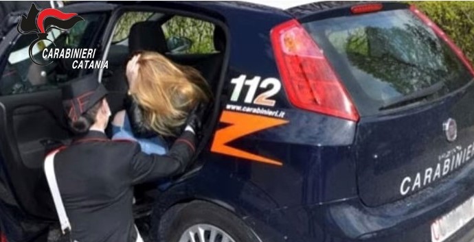 24enne indagato per i reati di violenza sessuale aggravata e maltrattamenti
