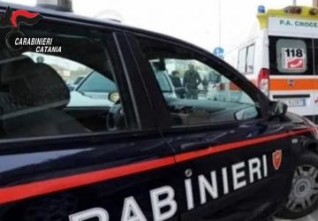 Cade sugli scogli. soccorso dai carabinieri