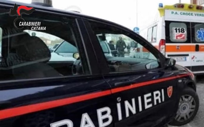 Cade sugli scogli. soccorso dai carabinieri