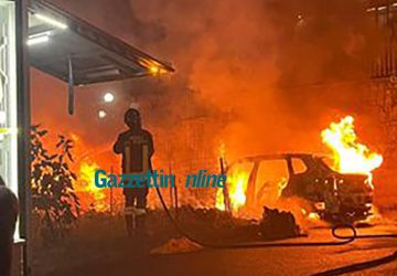 Fiumefreddo, due vetture inghiottite dal fuoco. Indagini sulle origini del rogo