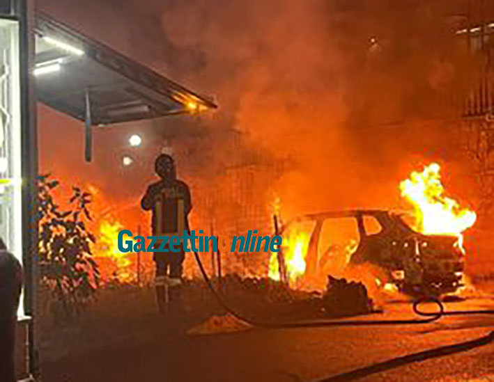 Fiumefreddo, due vetture inghiottite dal fuoco. Indagini sulle origini del rogo