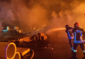 Catania, vasto incendio nell'azienda National Fond: Vigili del fuoco in azione