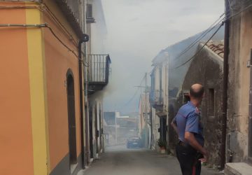 Sant'Alfio, paura per un incendio in una abitazione. Interrogato dai Cc un 30enne di Giarre