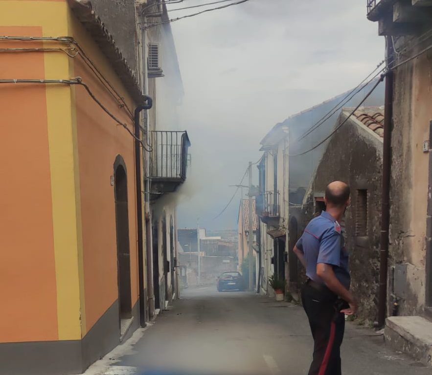 Sant’Alfio, paura per un incendio in una abitazione. Interrogato dai Cc un 30enne di Giarre