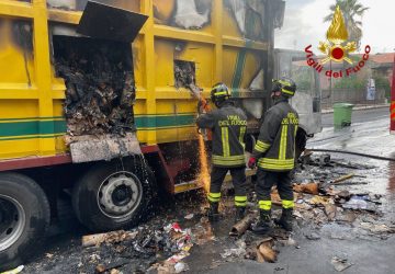 I Vigili del Fuoco intervengono per l'incendio di un autocompattatore