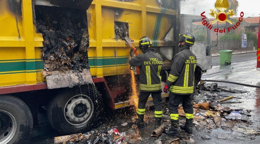 I Vigili del Fuoco intervengono per l’incendio di un autocompattatore