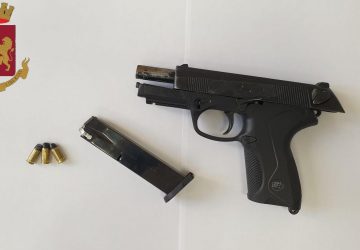 Pistola nascosta in casa: arrestato