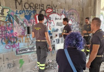 Giarre, Vigili del fuoco realizzano varco e salvano i gatti che rischiavano di rimanere "murati"