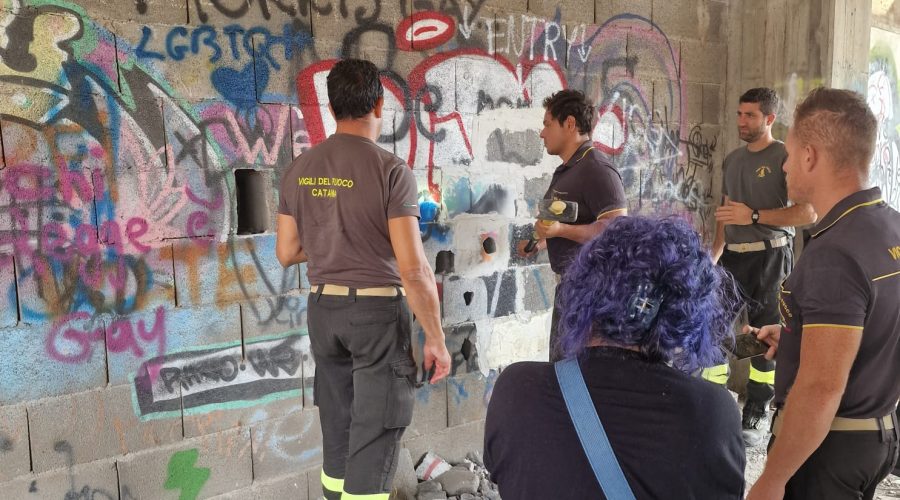 Giarre, Vigili del fuoco realizzano varco e salvano i gatti che rischiavano di rimanere “murati”