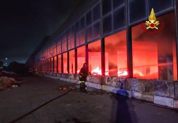 In fase di spegnimento e messa in sicurezza l'incendio in via Acquicella a Catania