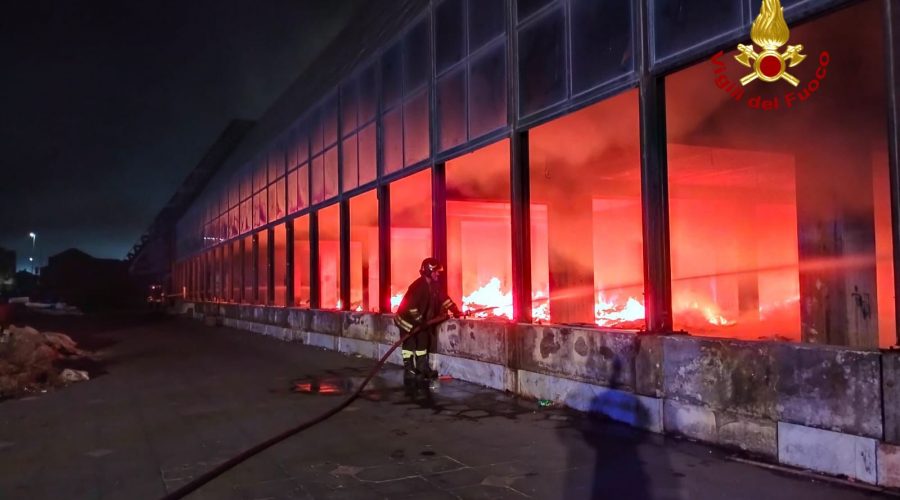 In fase di spegnimento e messa in sicurezza l’incendio in via Acquicella a Catania