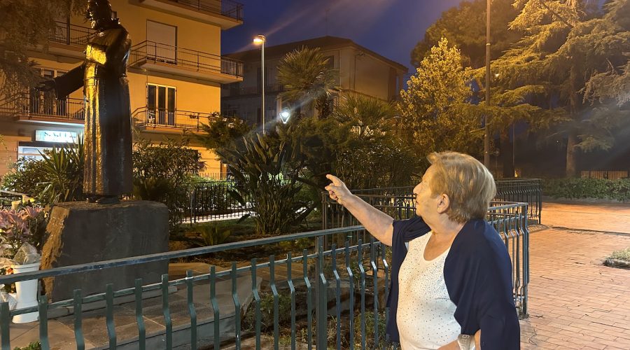Giarre, vandali tentano di sfregiare la statua bronzea di San Pio. Distrutte due panchine VIDEO