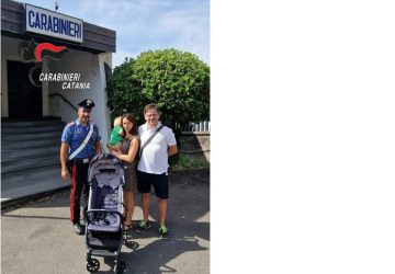 Rubano un passeggino al centro commerciale: coppia di ladri denunciata