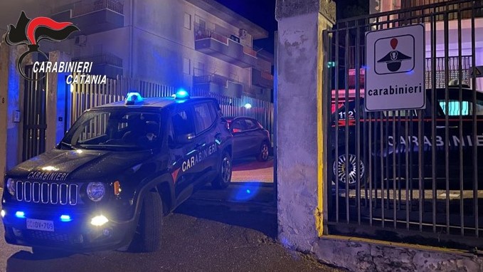 Aggredisce la compagna alla presenza dei tre figli minori: arrestato 33enne