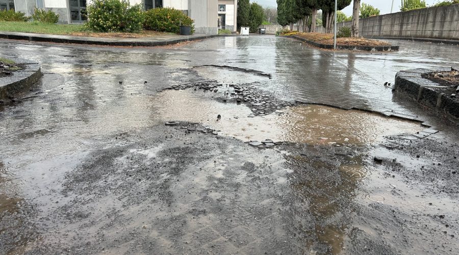 Gravi criticità nei cimiteri comunali di Giarre e Riposto. A rilento le manutenzioni