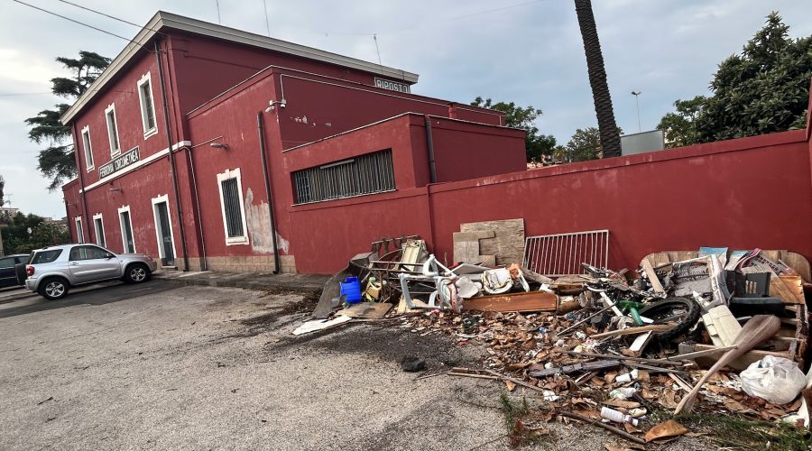 Riposto, domani suona la campanella: test sul nuovo piano viario. Discarica “benvenuto” alla Fce