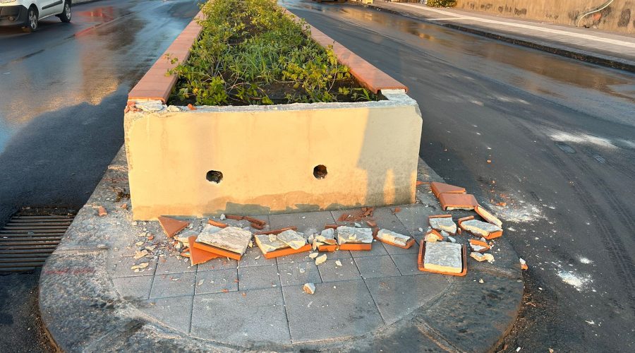 Riposto, un bus turistico “battezza” la nuova fioriera che ha diviso la città