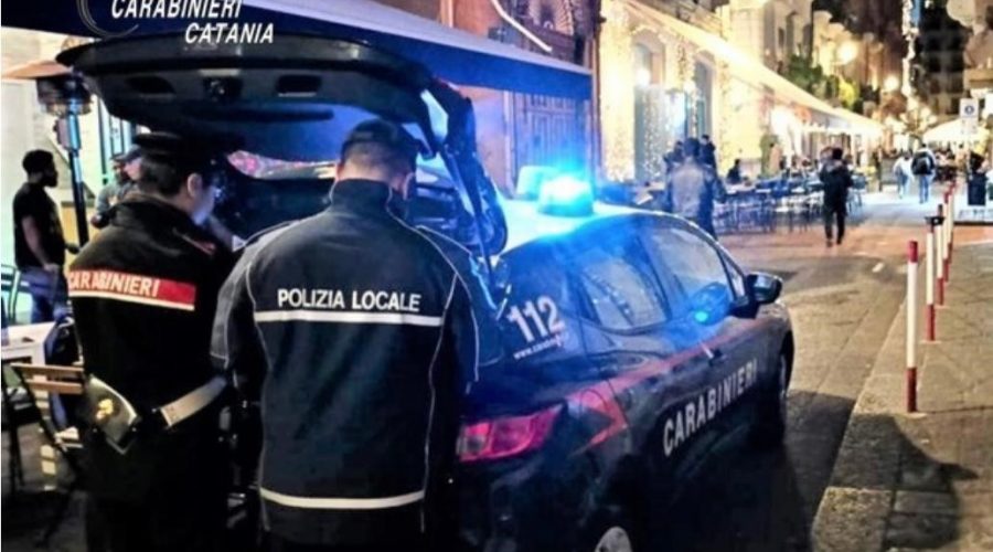 Controlli dei Carabinieri nelle vie del centro e della movida catanese