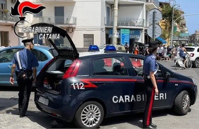 Mascali, evade dai domiciliari per picchiare l’ex moglie: arrestato