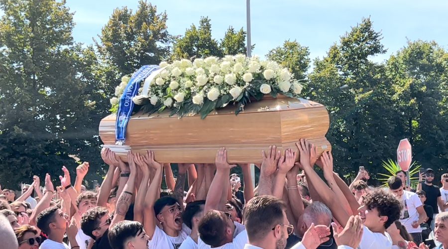 Giarre, la grande ultima carezza a Mattia. In 2mila nel giorno delle esequie VIDEO
